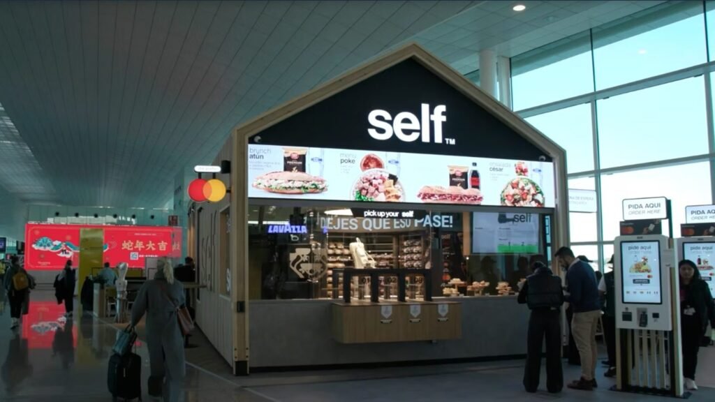 El primer restaurante robotizado con IA del mundo revoluciona el Aeropuerto de Barcelona