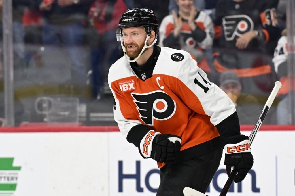 Flyers keep playoff hopes alive, thump Blackhawks