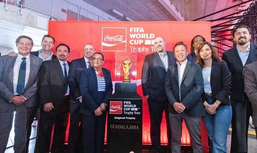 Guadalajara recibe con algarabía y fuerte seguridad el trofeo de la FIFA Guadalajara recibe con algarabía y fuerte seguridad el trofeo de la FIFA