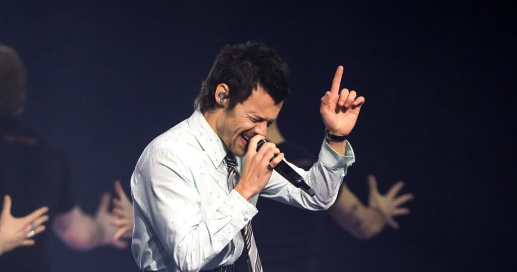 Harry Styles parece perderse en ‘Kiss All the Time’ – Celebrity Land