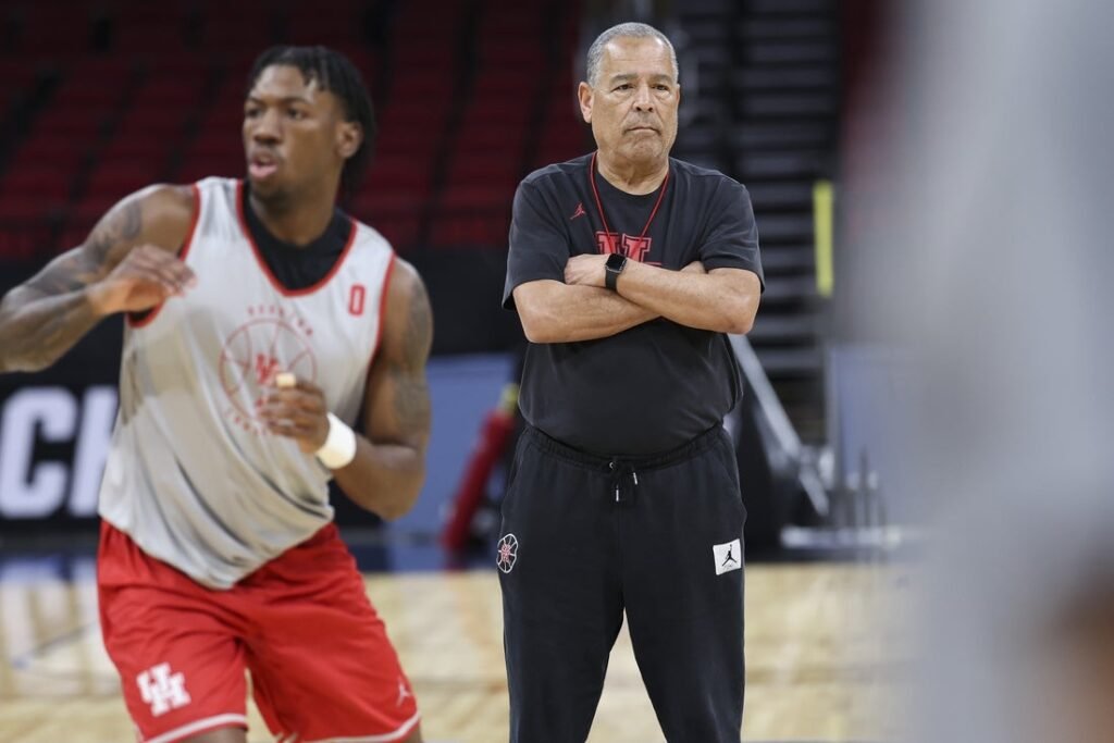 Home Sweet 16 Home: Illinois downplays Houston’s hometown advantage Home Sweet 16 Home: Illinois downplays Houston's hometown advantage