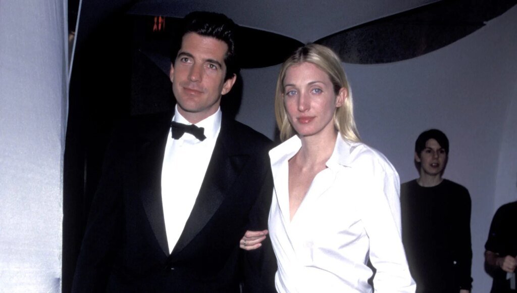 How Old Was Carolyn Bessette When She Met JFK Jr.? Their Relationship – Hollywood Life