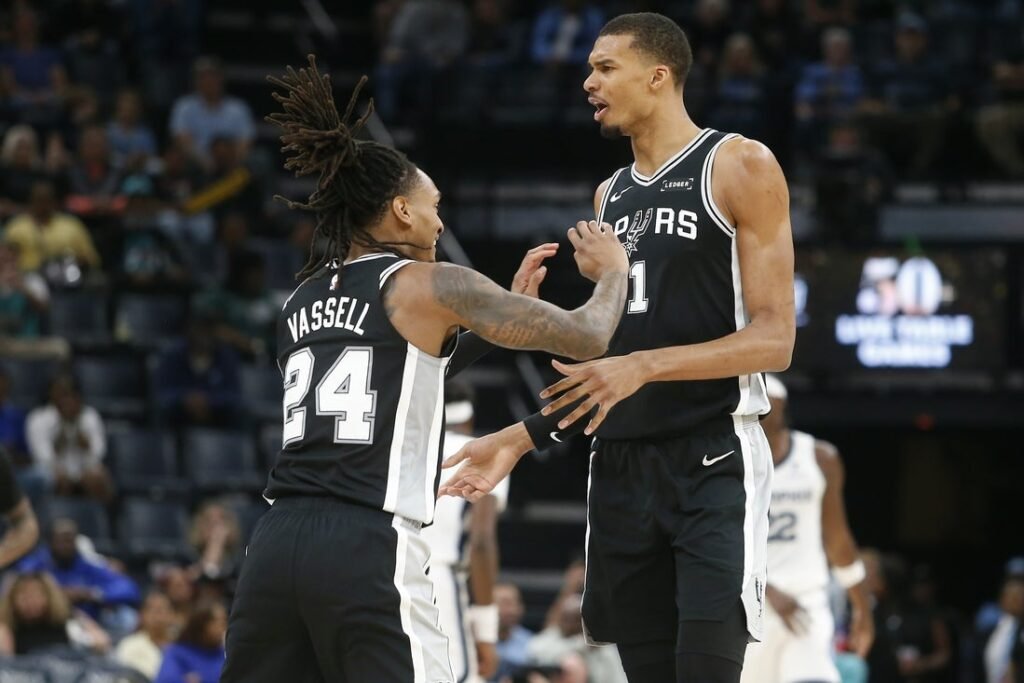 In sight of top spot, Spurs to work on 'improvements' vs. Bucks