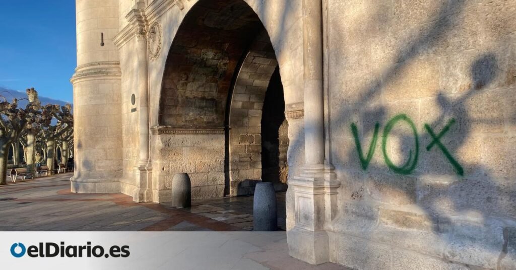 Indignación en Burgos por una pintada de Vox en el Arco de Santa María de la que el partido se desvincula