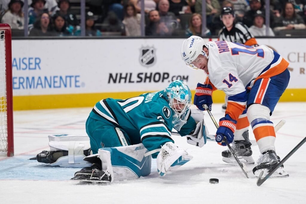Isles keeping pace in wild-card chase with streaking Blues on deck