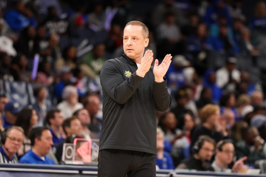 Kenyon Giles pours in 28 points as Wichita State rolls over Oklahoma State