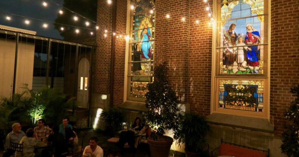 La boda de las estrellas de ‘Hadestown’ en Nueva Orleans aparece en Vogue