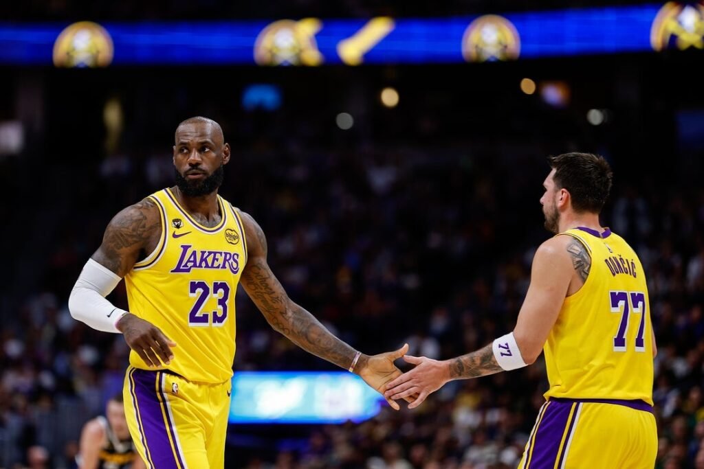 Lakers bring star power, winning streak into game against Heat