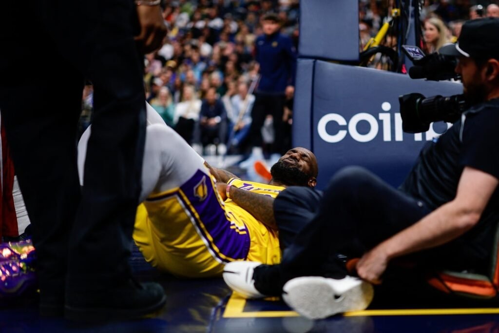 Lakers star LeBron James (elbow) sitting out vs. Pacers Lakers star LeBron James (elbow) sitting out vs. Pacers