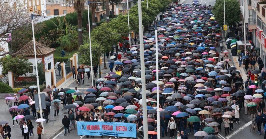 Las víctimas de Adamuz se manifiestan bajo la lluvia en Huelva para exigir "justicia ya" y conocer "toda la verdad"