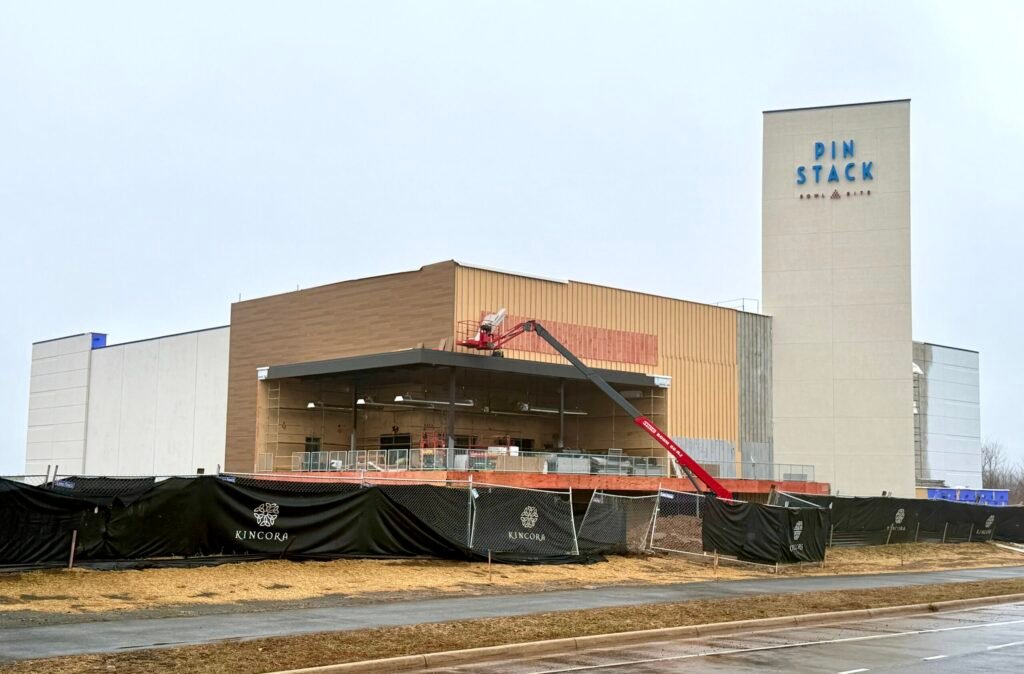 Letrero instalado en el enorme centro de entretenimiento Pinstack en Loudoun – Celebrity Land