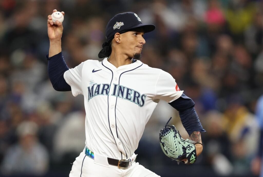 Mariners place RHP Carlos Vargas on IL with lat strain