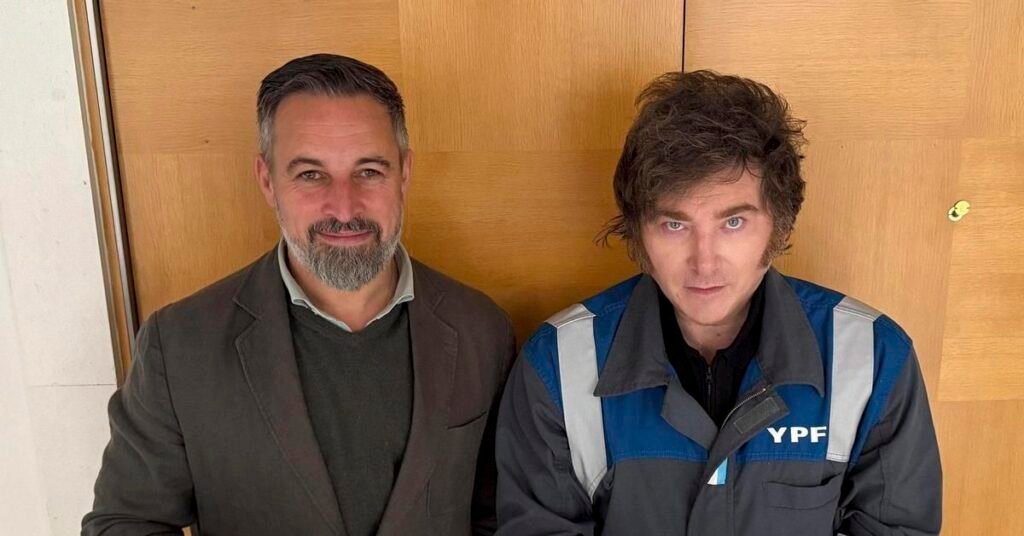 Milei visita a Abascal en Madrid vestido con un mono de YPF, la empresa que Argentina expropió a la española Repsol Milei visita a Abascal en Madrid vestido con un mono de YPF, la empresa que Argentina expropió a la española Repsol