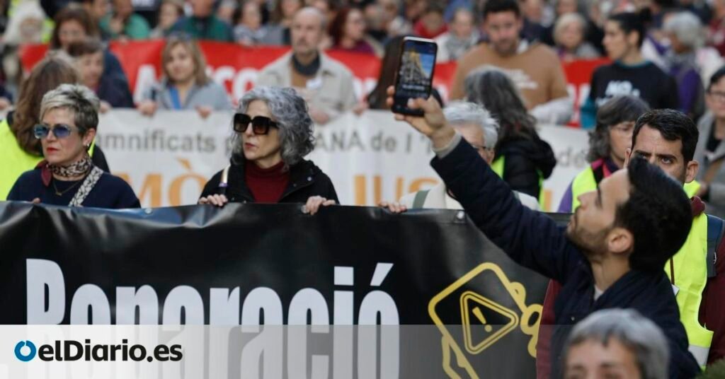 Miles de personas vuelven a recorrer València para que Mazón entregue el acta y pierda el aforamiento Miles de personas vuelven a recorrer València para que Mazón entregue el acta y pierda el aforamiento