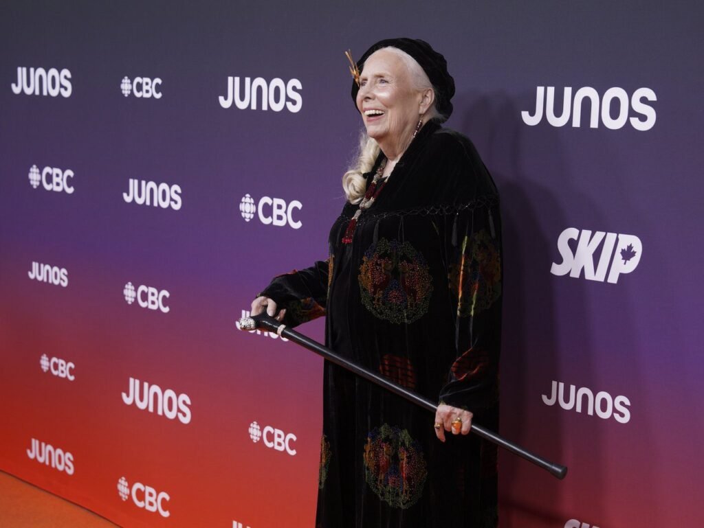 Photo Gallery: Joni Mitchell sings onstage at the Junos Photo Gallery: Joni Mitchell sings onstage at the Junos