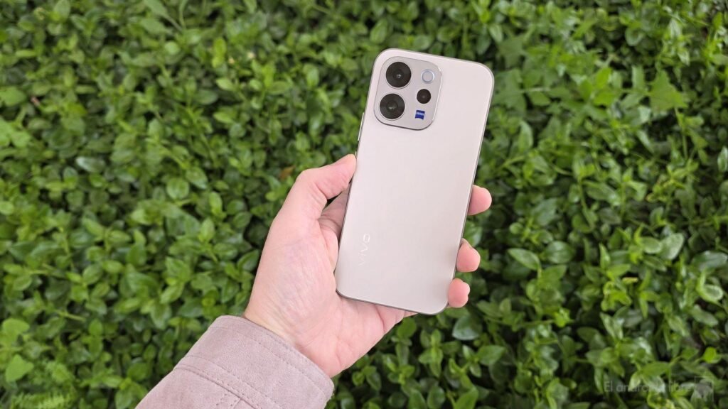 Probamos el VIVO V70, un móvil de gama media-alta tan redondo que es perfecto para la mayoría de usuarios