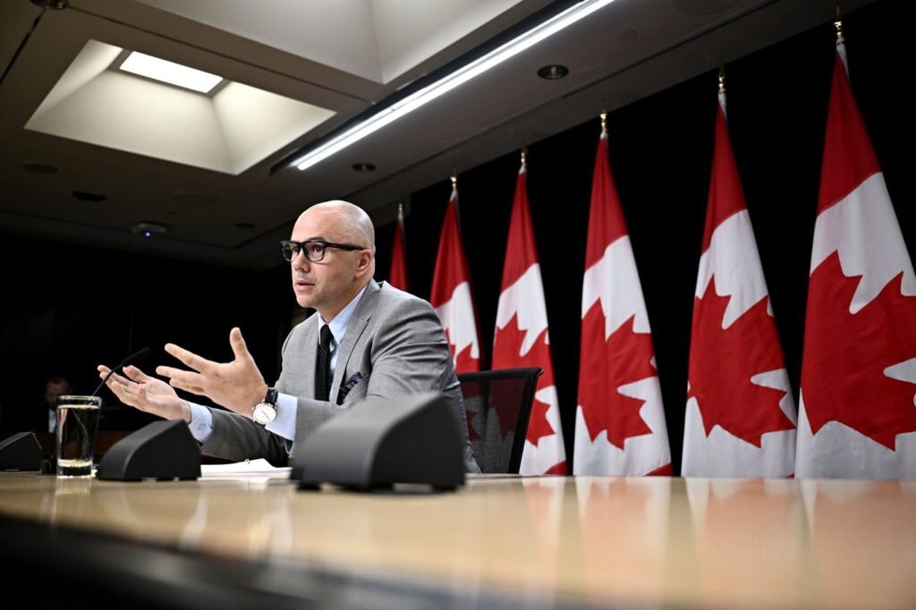 Public servant ‘scared’ to retire due to problems with Phoenix pay system Public servant 'scared' to retire due to problems with Phoenix pay system