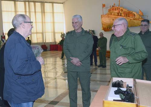 Recibe Silvio Rodríguez fusil de combate para “defender la patria” Recibe Silvio Rodríguez fusil de combate para “defender la patria”