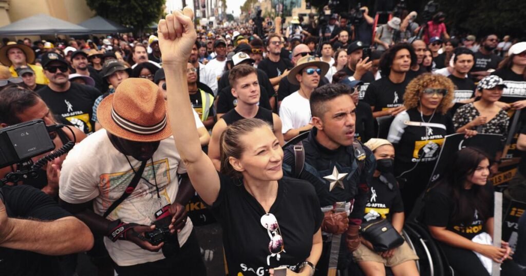 SAG-AFTRA extiende las negociaciones contractuales mientras WGA finaliza las demandas – Celebrity Land