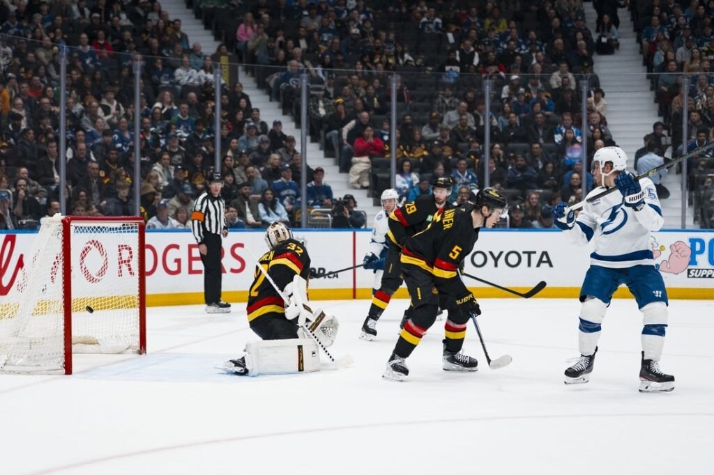 Second-period explosion lifts Lightning to blowout of Canucks