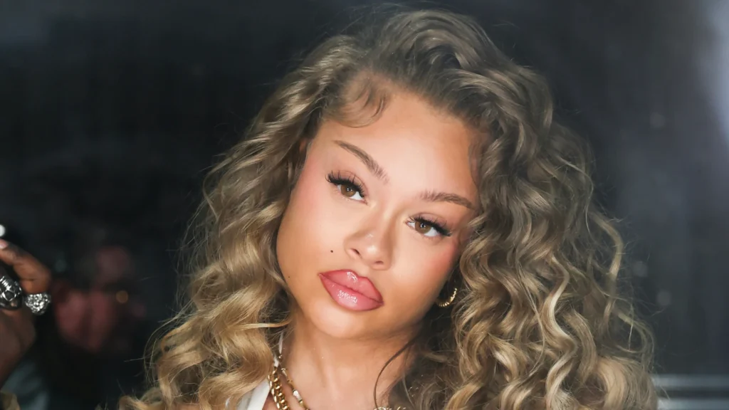 Social Thinks Hinted At Her Unborn Baby's Gender (VIDEO)