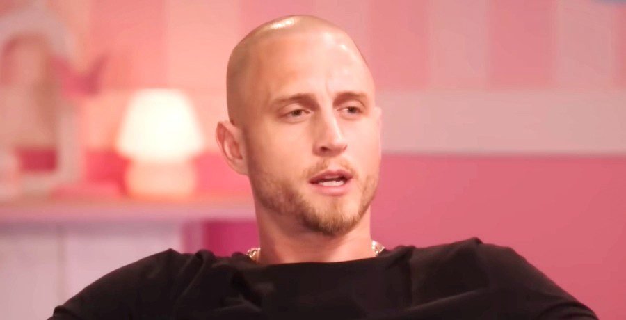 Tom Hanks’ Son Chet Stuck In Colombia, Begs For Help Tom Hanks’ Son Chet Stuck In Colombia, Begs For Help