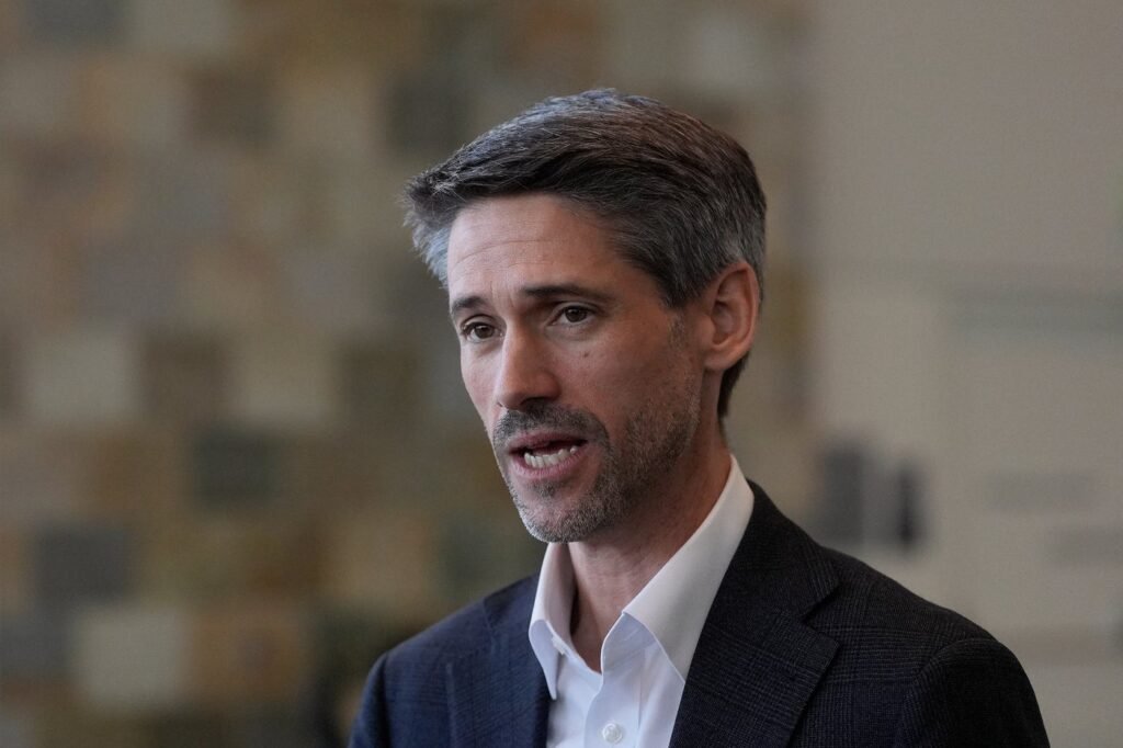 Top California Democrat flops with call for candidates to exit governor's race