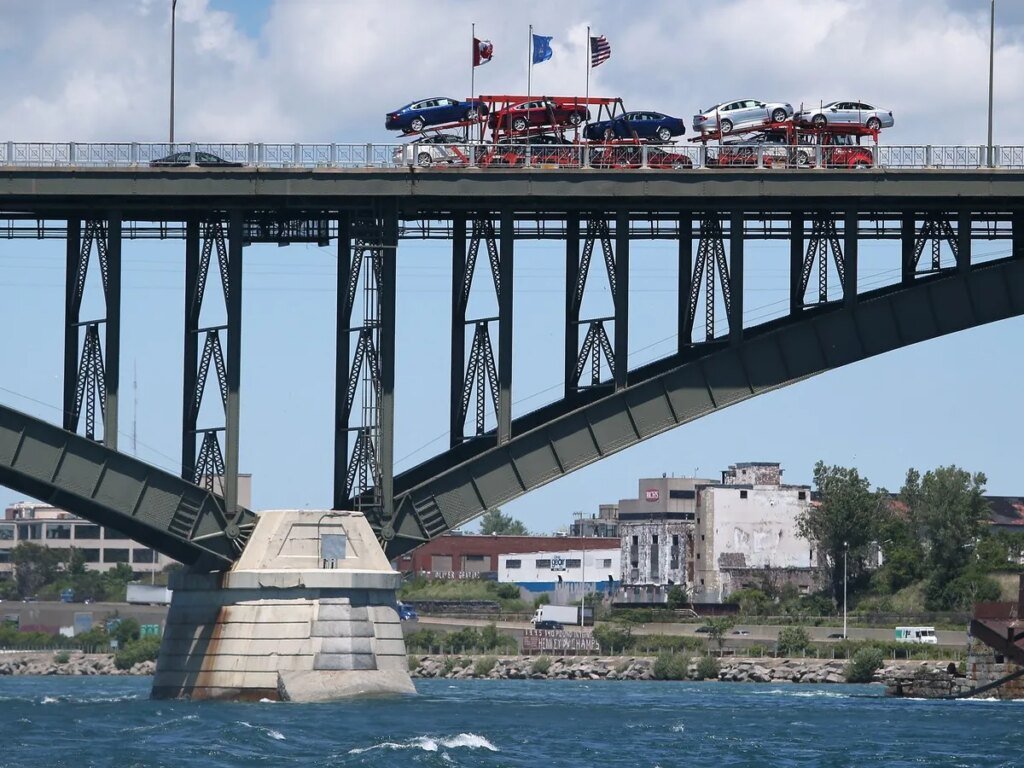U.S. agents arrest two men and a woman for crossing Niagara River on raft