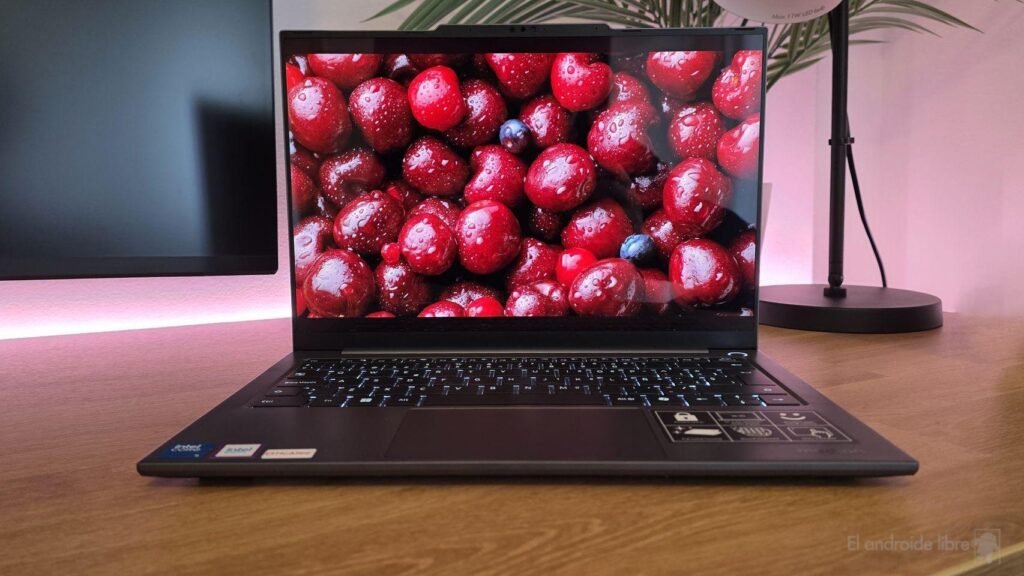 impresionante pantalla, 1 kg de peso y 16 GB de RAM