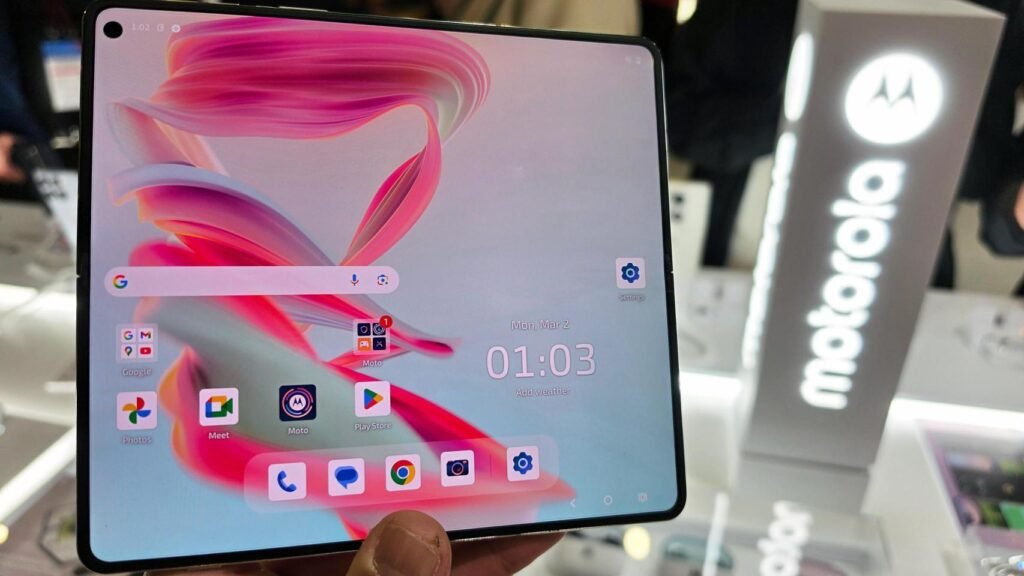 su primer plegable tipo libro que llega con el Edge 70 fusion y moto buds 2