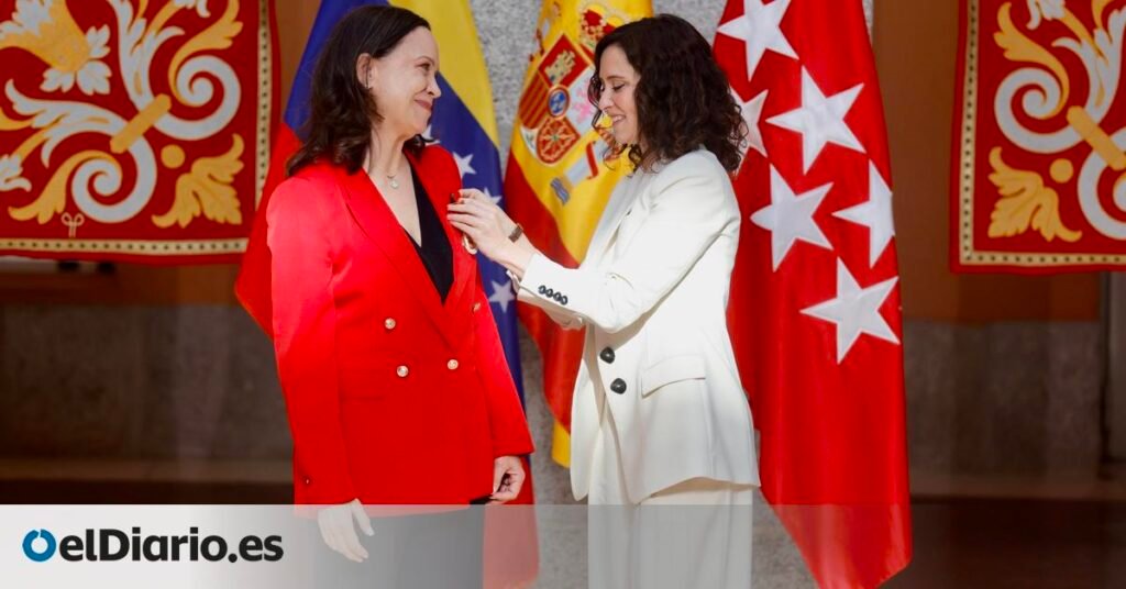 Ayuso impone la Medalla de Oro a María Corina Machado y esta asegura que "muy pronto" le dará las llaves de Caracas
