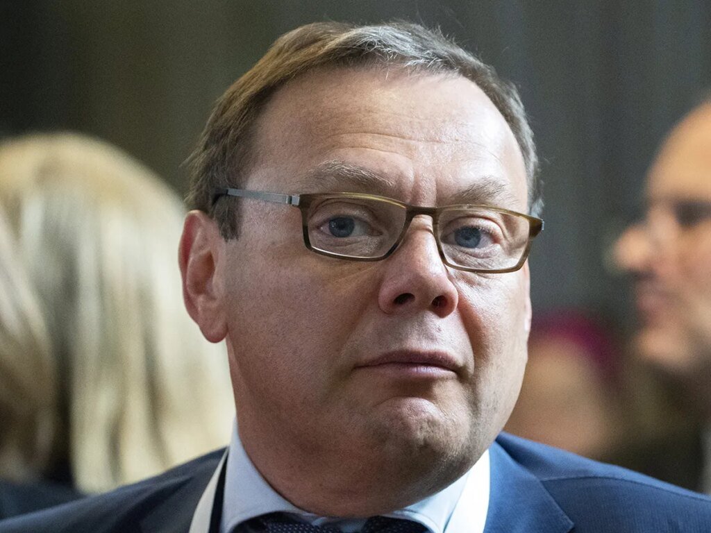 Billionaire Russian oligarch's daughters can't get off Canada's sanctions list