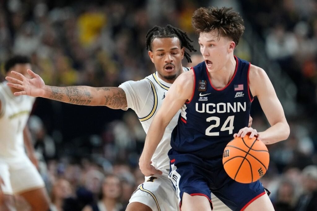 Braylon Mullins passes on NBA draft, staying at UConn