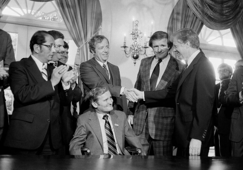 Donald Riegle, who represented Michigan in Congress under 7 presidents, dies at 88