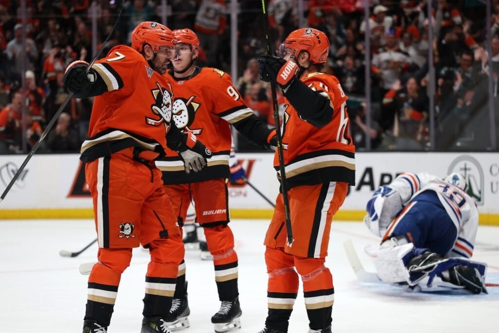 Ducks rally to upend Oilers, grab series lead in Game 3