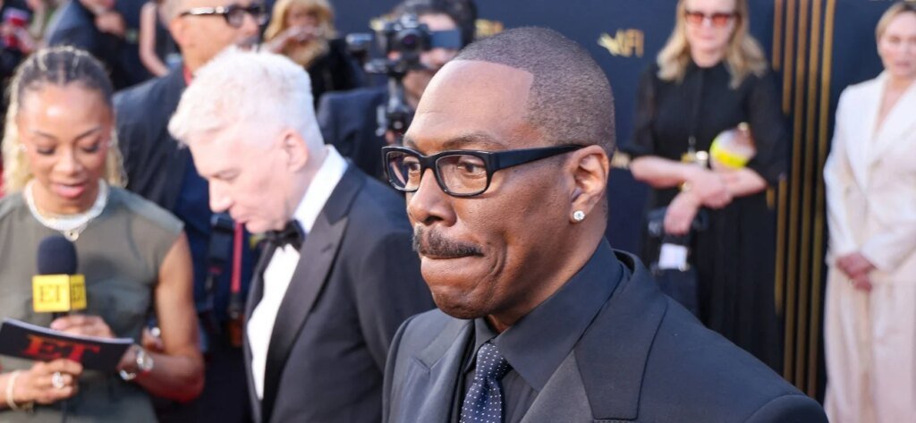 Eddie Murphy Gets His Flowers From Hollywood Peers