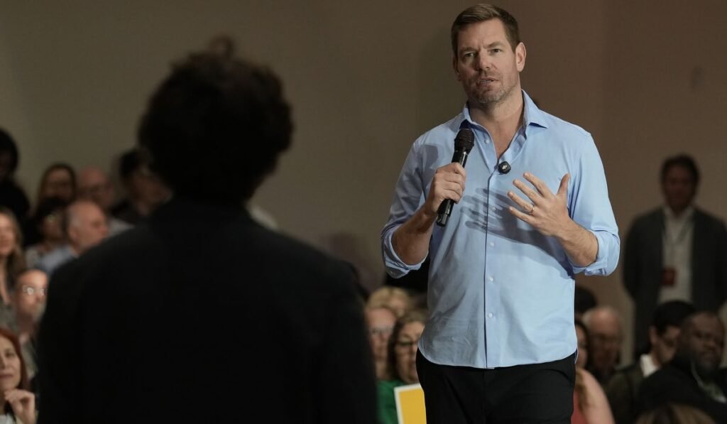 Facing separate scandals and mounting bipartisan criticism, two congressmen quit office