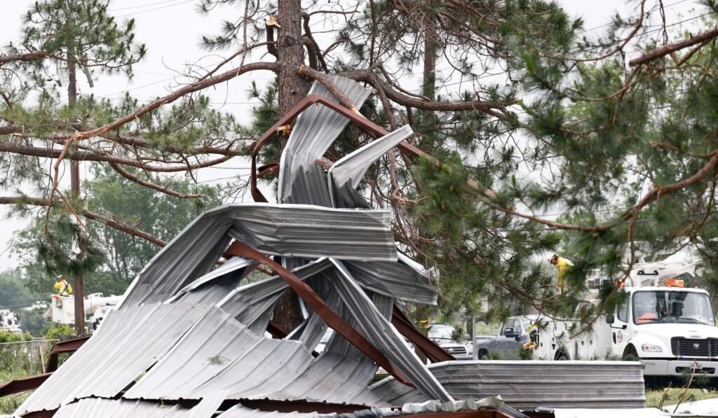 Fast-moving storms batter the Midwest, flooding streets and stranding commuters