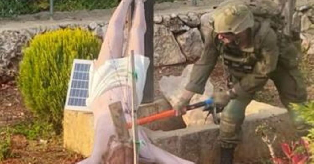 Fotografían a un soldado israelí destruyendo a martillazos un Cristo en el sur del Líbano