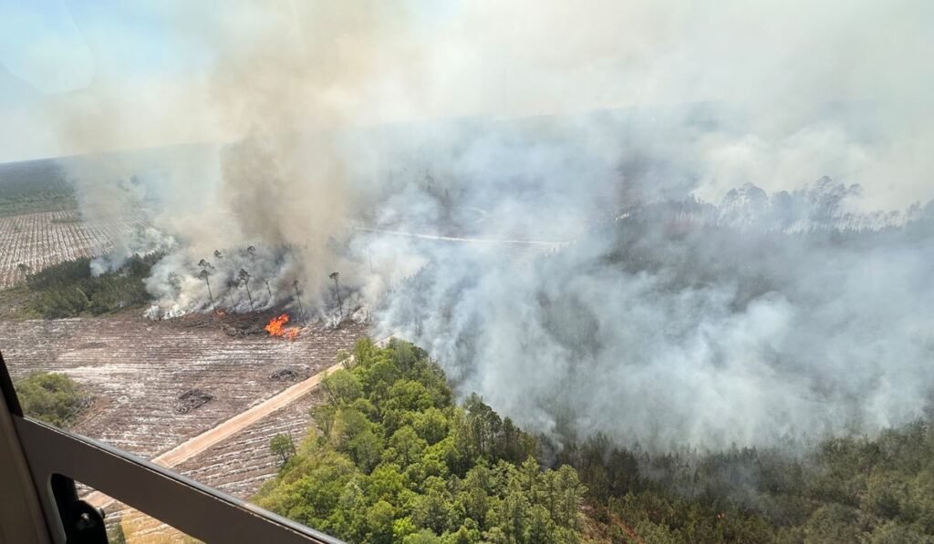 Georgia wildfires that destroyed more than 120 homes continue to threaten residents