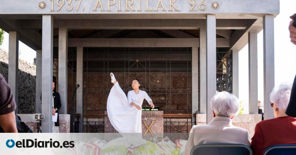 Gernika recuerda 89 años después a las víctimas del bombardeo con una ofrenda floral y misa en el cementerio de Zallo