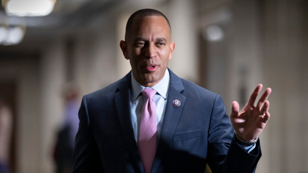Hakeem Jeffries talks Virginia redistricting and midterms : NPR