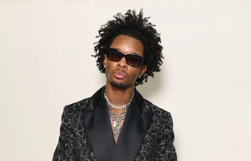 Internet Reacts To Resurfaced Clip Of Him With Female Fan