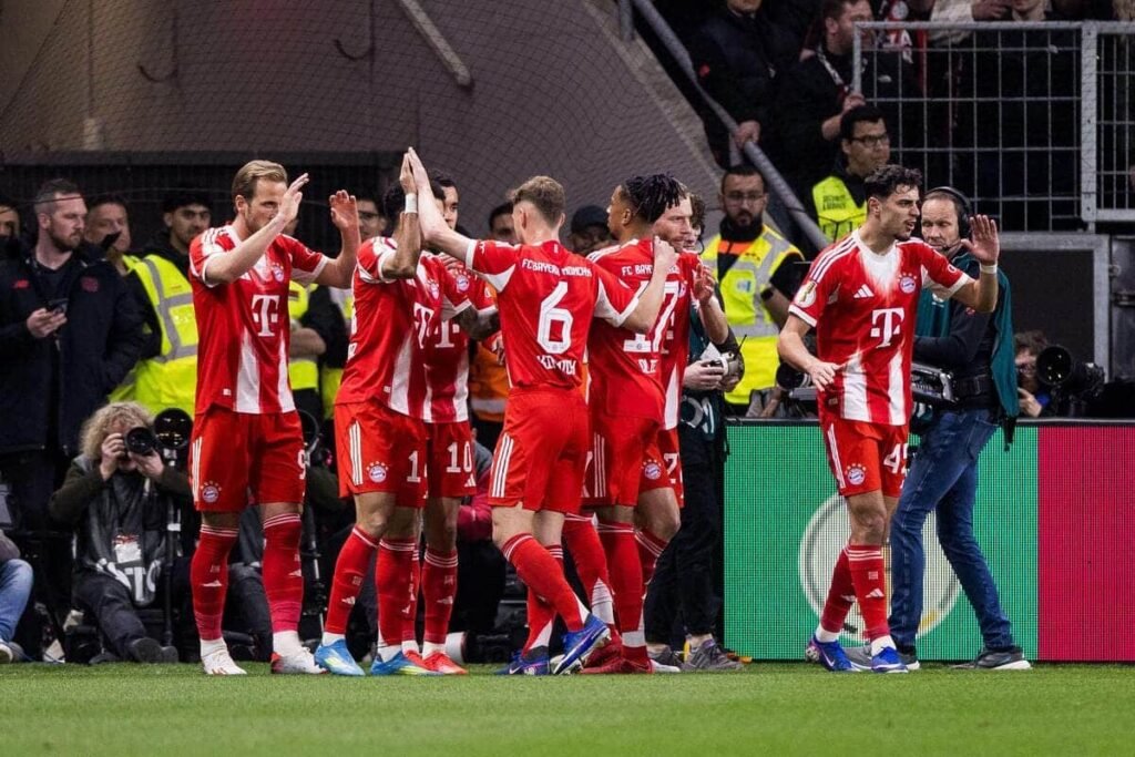 Kane keeps Bayern on course for treble