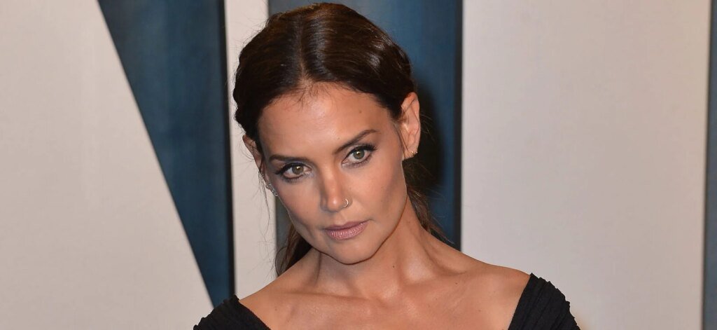 Katie Holmes Youthful Face During NY Outing Stuns Fans