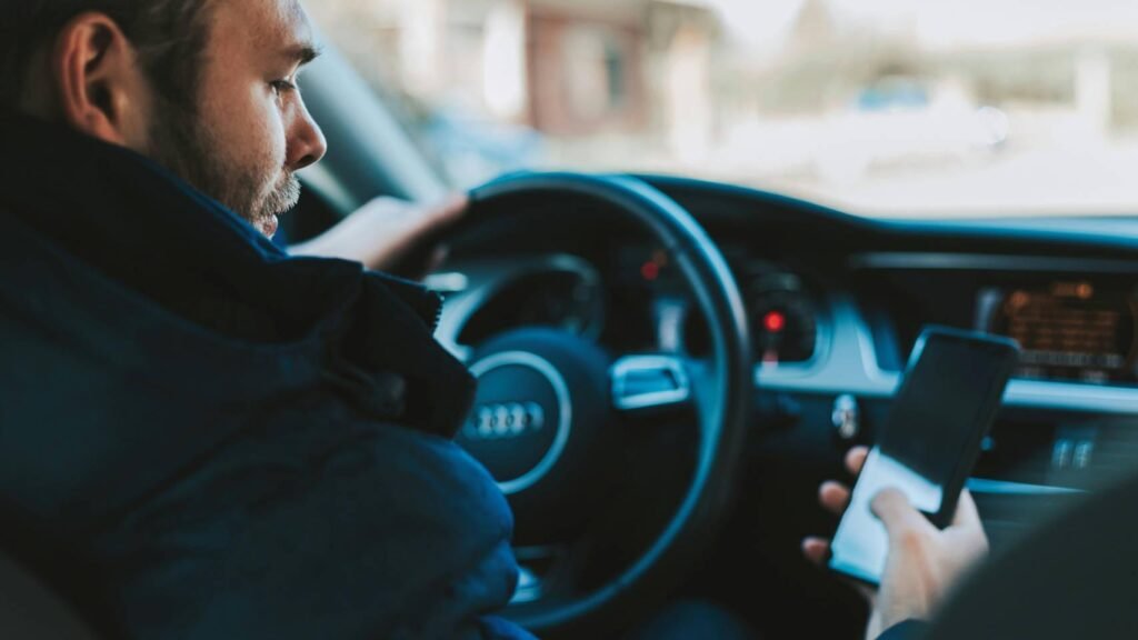 Los conductores jóvenes ya no sólo se distraen con las pantallas táctiles de los coches: "están grabando TikToks"
