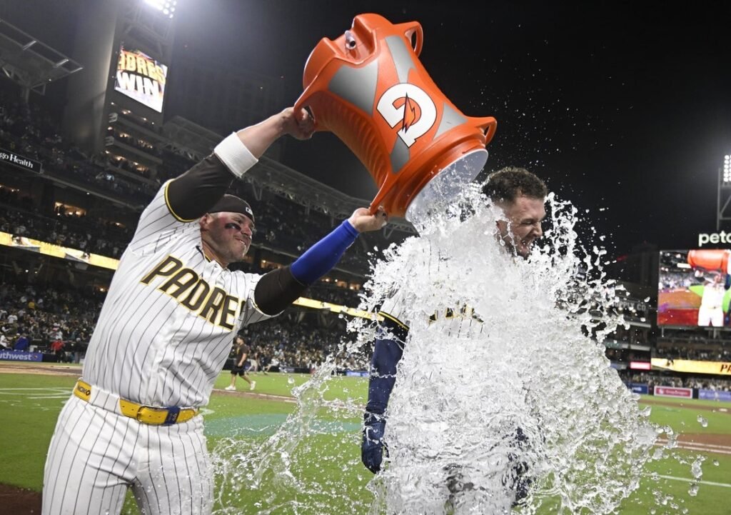 MLB roundup: Padres score 5 in 9th to edge Mariners, extend win streak to 7