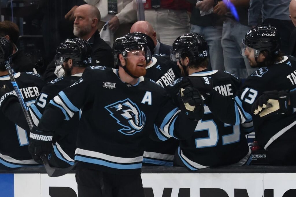 Mammoth win home playoff debut, grab 2-1 lead over Knights