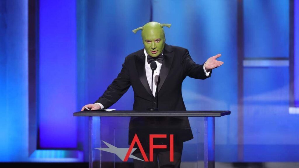 Mike Myers aparece como Shrek en el evento tributo a Eddie Murphy AFI – Celebrity Land