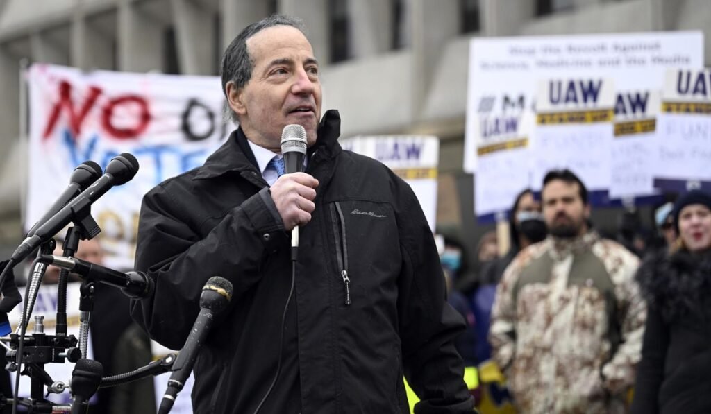 More Democrats, fewer Republicans, to address college graduates as anti-Trump tensions grow